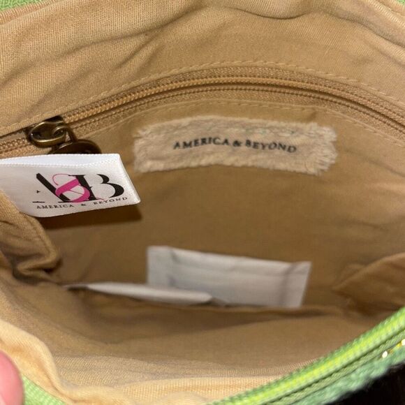 NWT America & Beyond Bee Olive Green bag/purse/wristlet - Picture 6 of 6